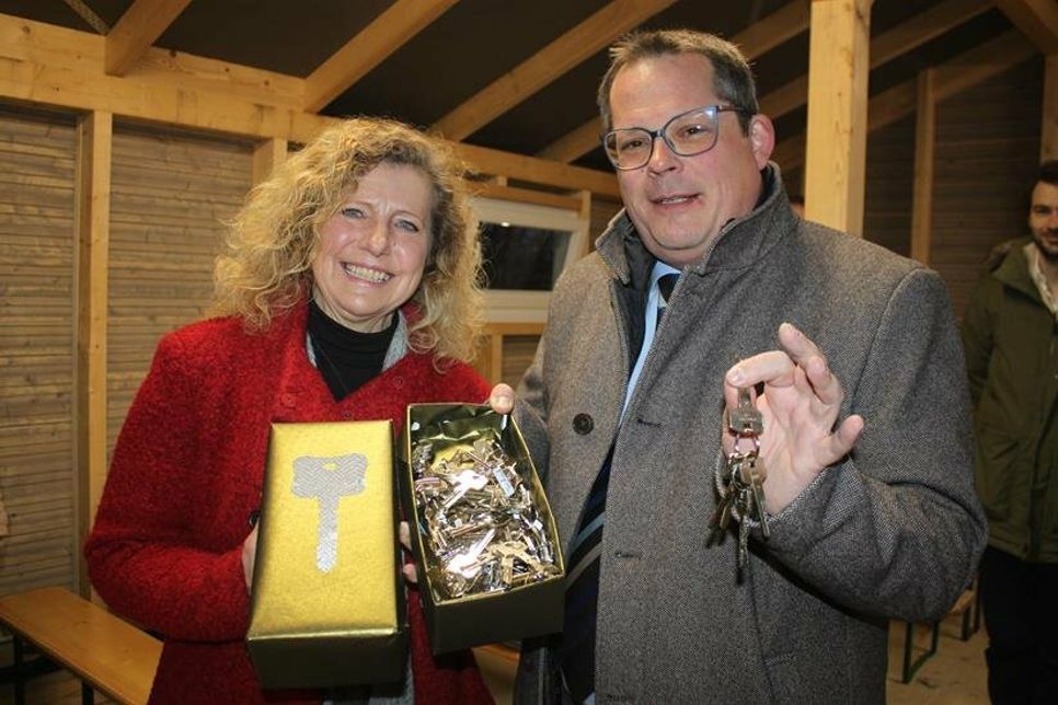Einen ganzen Schlüsselkasten übergab Birte Mau an Bürgermeister Sebastian Rieke.