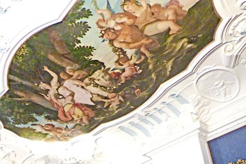 Großherzog Christian von Oldenburg und Staatssekretär Dr. Oliver Grundei genießen das Europazimmer – und die Schlossbesucher dürfen sich zur Saisoneröffnung auf eine besondere Ausstellung freuen, die auch das blaue Zimmer der Großherzogin miteinschließt.