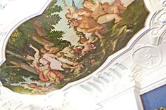 Großherzog Christian von Oldenburg und Staatssekretär Dr. Oliver Grundei genießen das Europazimmer – und die Schlossbesucher dürfen sich zur Saisoneröffnung auf eine besondere Ausstellung freuen, die auch das blaue Zimmer der Großherzogin miteinschließt.