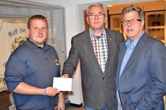 Axel Gieseler (m.) und Bernd Kubsch aus dem Vorstand der Elli und Wolfgang Bruhn-Stiftung übergeben 500 Euro an den stellvertretenden Jugendwart der Jugendfeuerwehr Bad Schwartau/Rensefeld, Kai Leichsenring.