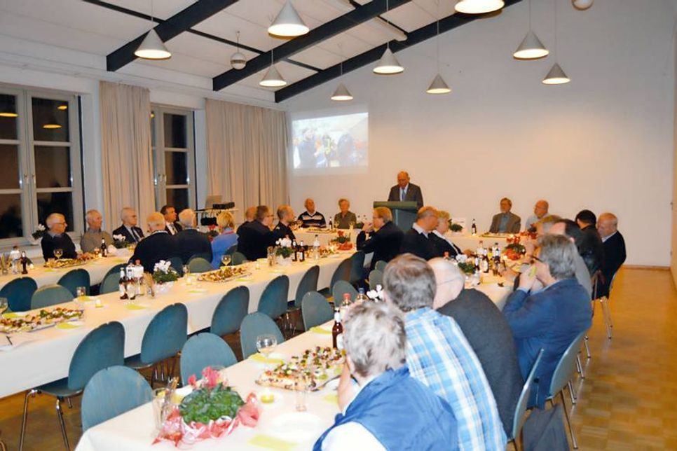 Im großen Saal des Feuerwehrhauses hieß Ferdinand Schöppich (hinten, stehend) die Gäste willkommen. Fotos Setje-Eilers