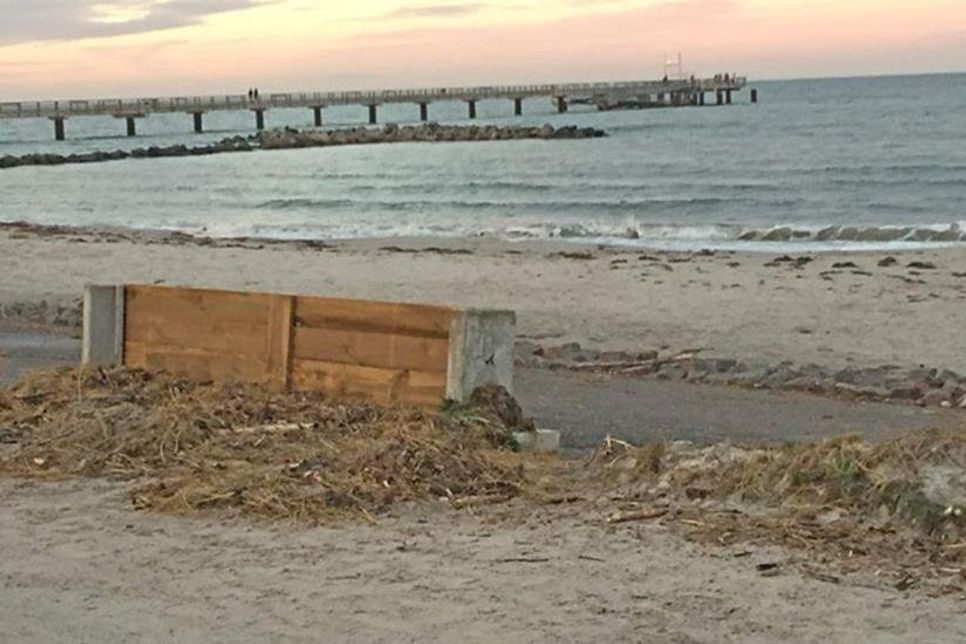 Erhebliche Schäden sind am Schönberger Strand sichtbar.