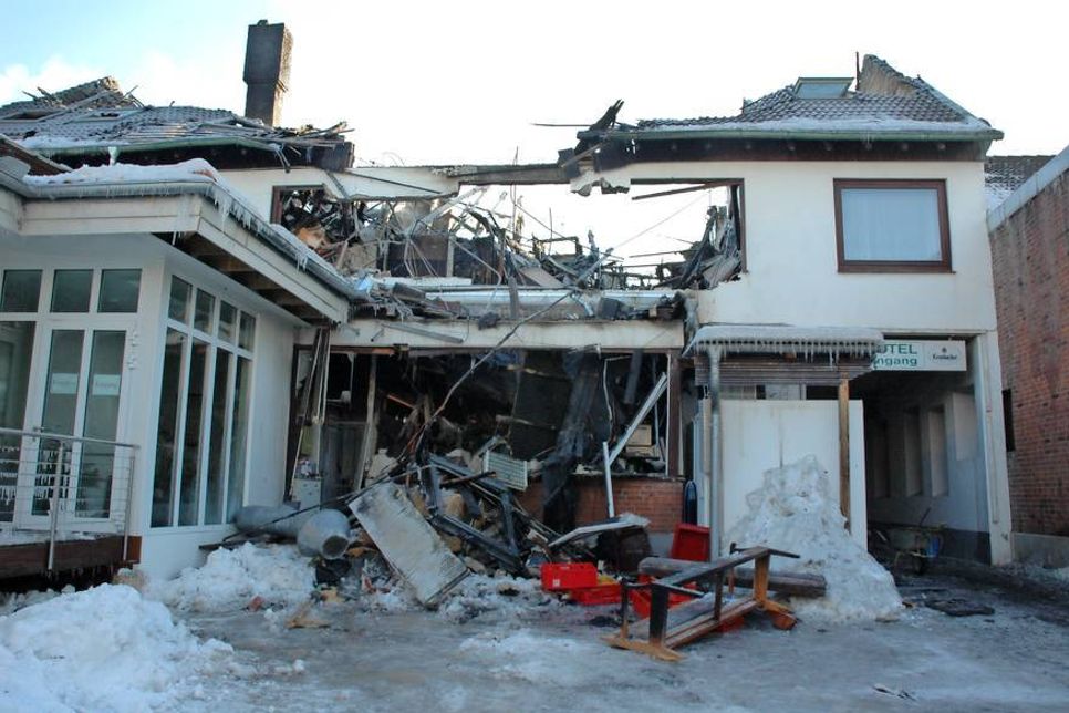 Am nächsten Morgen zeigte sich das erschreckende Ausmaß der Zerstörung; Foto vom hinteren Hotelbereich an der Rosenstraße.