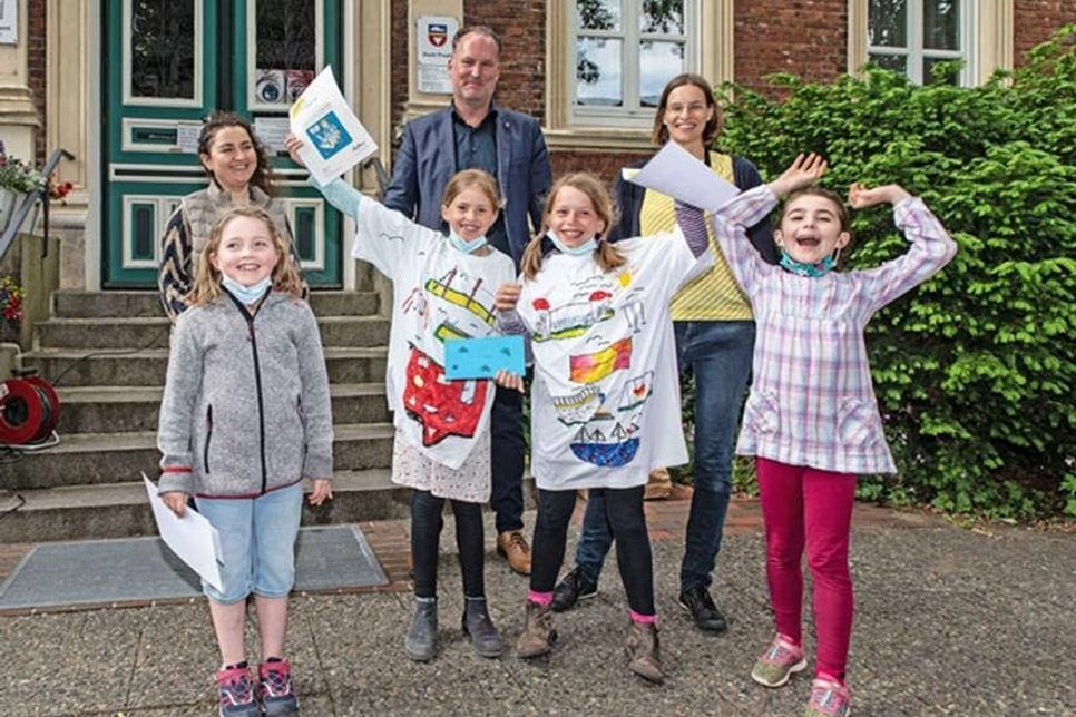 Die Preisträgerinnen des Lesefest-Wettbewerbs „Dein perfekter Spiel- und Sportplatz”: (1. Reihe von links): Marla Samelowsky, 8 Jahre (Publikumspreis), Raika Harlaß und Greta Rau, 9 Jahre (2. Preis) und Lisa Zuhayra, 8 Jahre (1. Preis); 2. Reihe von links: Lyrikerin und Jurymitglied Yalda Farangis Sawgand, Bürgermeister und Jurymitglied Björn Demmin sowie Lesefest-Kuratorin Charlotte Reimann.