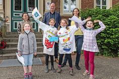 Die Preisträgerinnen des Lesefest-Wettbewerbs „Dein perfekter Spiel- und Sportplatz”: (1. Reihe von links): Marla Samelowsky, 8 Jahre (Publikumspreis), Raika Harlaß und Greta Rau, 9 Jahre (2. Preis) und Lisa Zuhayra, 8 Jahre (1. Preis); 2. Reihe von links: Lyrikerin und Jurymitglied Yalda Farangis Sawgand, Bürgermeister und Jurymitglied Björn Demmin sowie Lesefest-Kuratorin Charlotte Reimann.