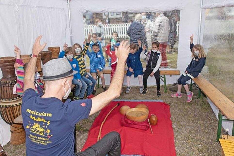Im Musiculum-Zelt durften die Kinder eigene Instrumente ausprobieren.
