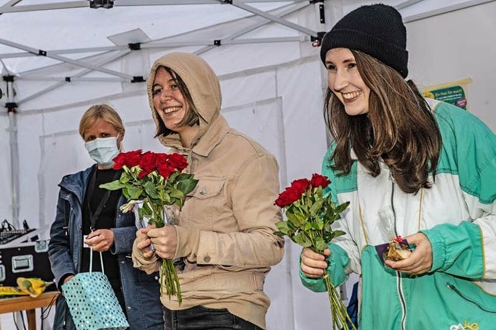 Die Siegerinnen des Poetry Slams, Mona Harry und Selina Seemann.
