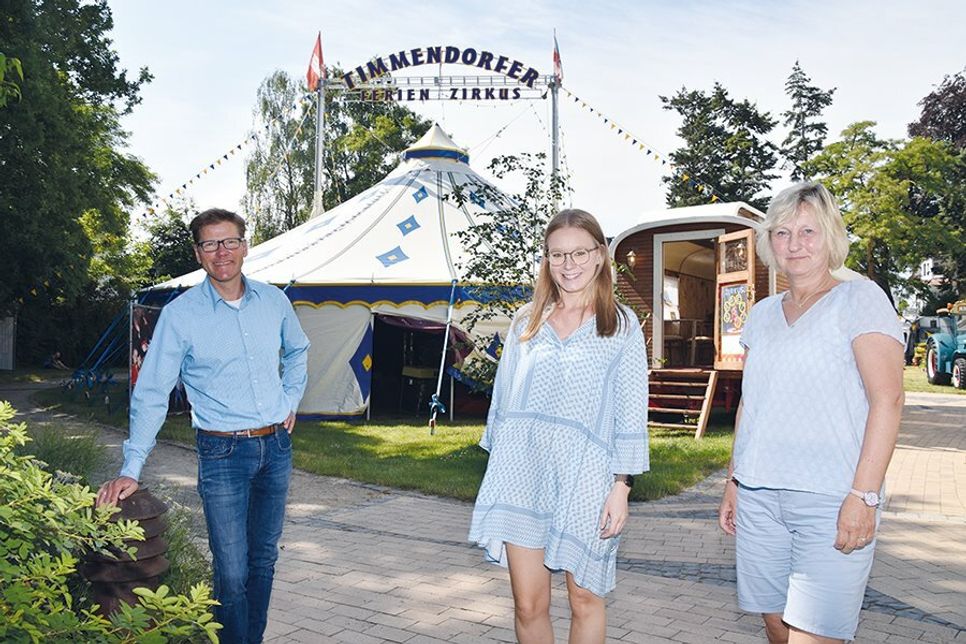 Tourismuschef Joachim Nitz freut sich mit Jana Thomsen (Mitte) und Martina Block von der Veranstaltungsabteilung, hier vor dem Mitmach-Zirkus, auf die Veranstaltungen im Juli.