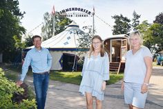 Tourismuschef Joachim Nitz freut sich mit Jana Thomsen (Mitte) und Martina Block von der Veranstaltungsabteilung, hier vor dem Mitmach-Zirkus, auf die Veranstaltungen im Juli.