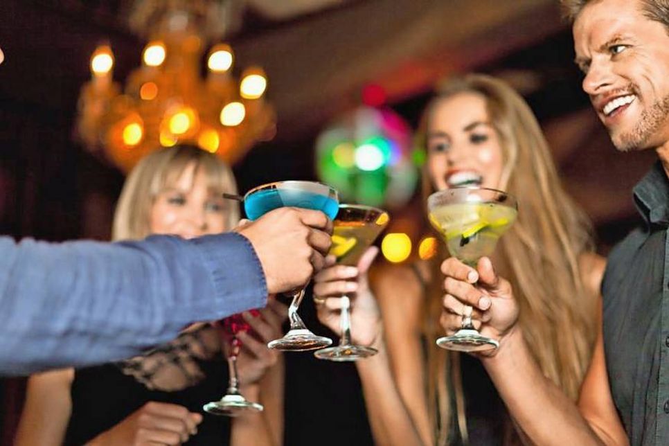 Praktisch: Für die Silvesterparty lassen sich viele Cocktails schon am Nachmittag vorbereiten. Foto: djd/BSI/Corbis