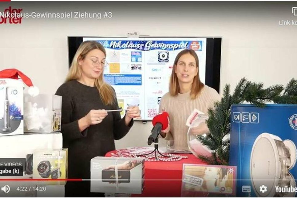 Die Glücksfeen Gesche Muchow und Kristina Kolbe (v. lks.) haben die Gewinner gezogen.