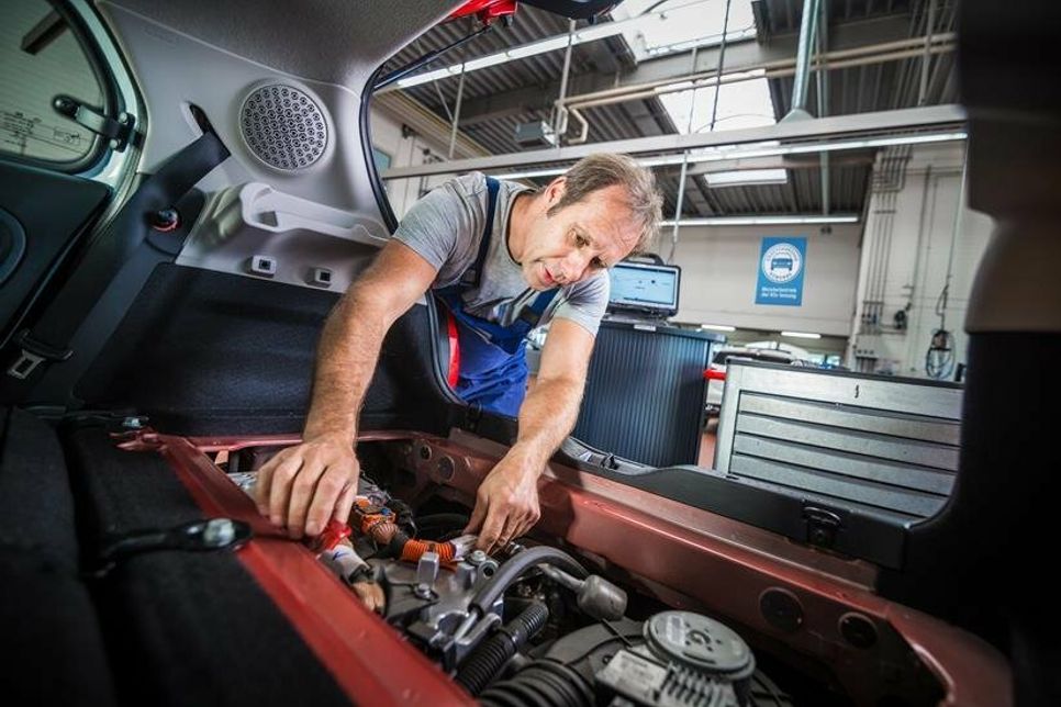An Fahrzeugen mit Elektroantrieb dürfen nur Kfz-Mechatroniker arbeiten, die eine entsprechende Qualifikation besitzen.