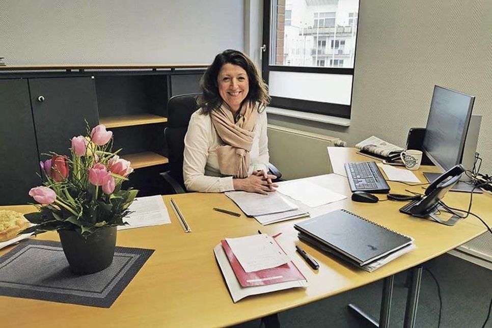Die neue Bürgermeisterin der Gemeinde Scharbeutz, Bettina Schäfer, an ihrem ersten Arbeitstag am Schreibtisch in ihrem Büro.