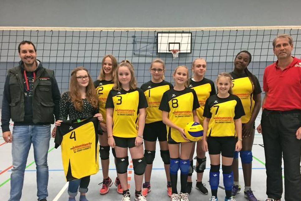 Die Volleyballmädchen des TSV Neustadt mit TRainer und Sponsor (lks.).