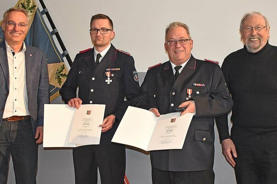 Markus Behnke (links) wurde für 25 Jahre aktiven Dienst, Heiko Ruser sogar für 40 Jahre aktiven Dienst mit dem Brandschutz-Ehrenzeichen belohnt.