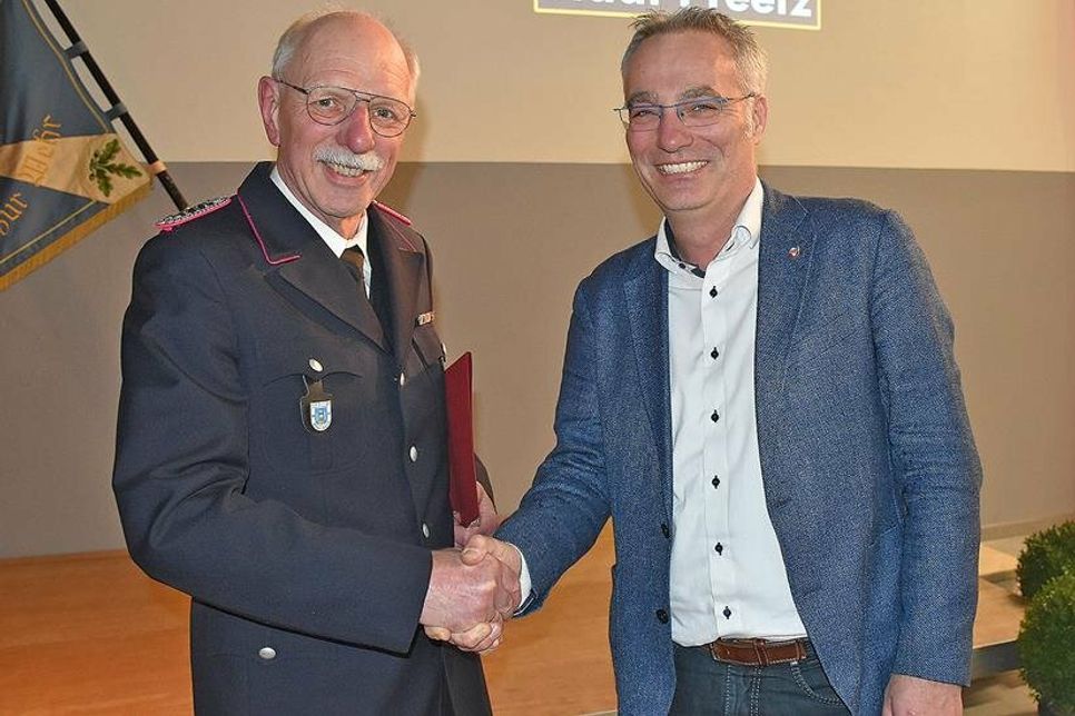 Bürgermeister Tim Brockmann (rechts) gratuliert Bernd Latendorf, der für 60 Jahre Feuerwehr-Mitgliedschaft geehrt wurde.