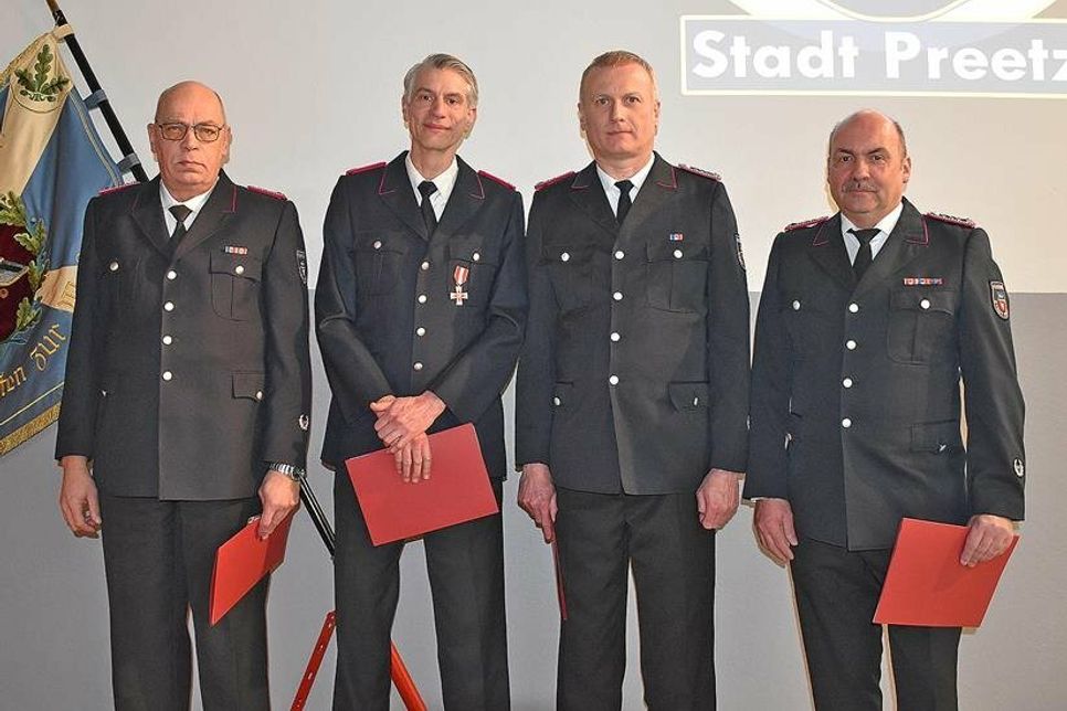 Für 30 Jahre Mitgliedschaft wurden Jürgen Kieckbusch, Martin Liebig und Heiko Suhr geehrt, Holger Müller ist bereits seit 40 Jahren dabei (von links).