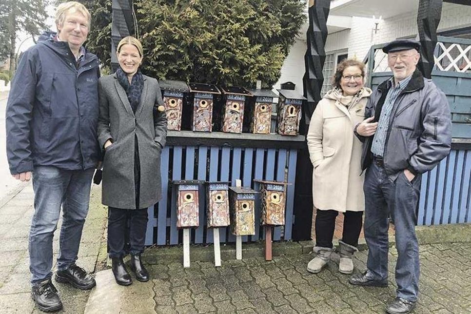 Die Vorstandsmitglieder Claudia Winter (2.v.r.) und Rebecca Nissen vom Gemeinnützigen Bürgerverein nahmen die Vogelhäuschen von Rolf Plucas (r.) mit großem Dank entgegen. Dabei war auch als Vertreter des Umweltbeirats Lüder Garms.