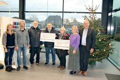 Die symbolische Scheckübergabe erfolgte mit Beate Knoop, Jan Knoop, Hartwig Bauer, Jörg Zander, Monika Gertenbach, Birte Ganzer und Andreas Ganzer passend zur Adventszeit vor dem Weihnachtsbaum.