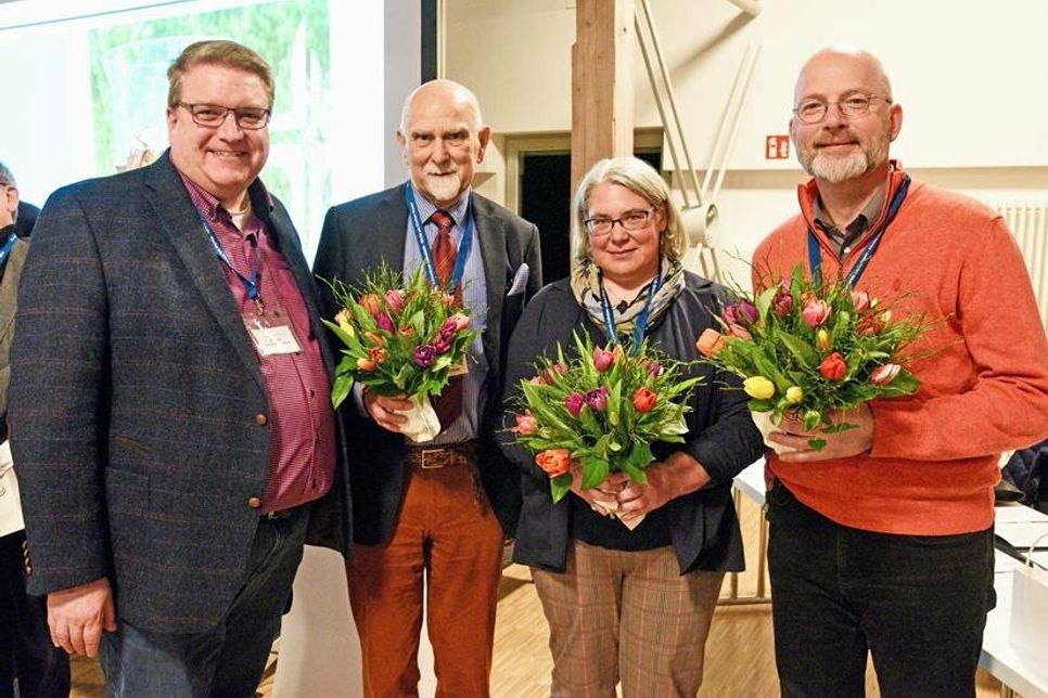 Kirchenkreisratsvorsitzender Propst Dirk Süssenbach dankt dem Präsidium der Synode aus Präses Dr. Peter Wendt, Katja Elstner und Pastor Christopher Noll (v.li.).