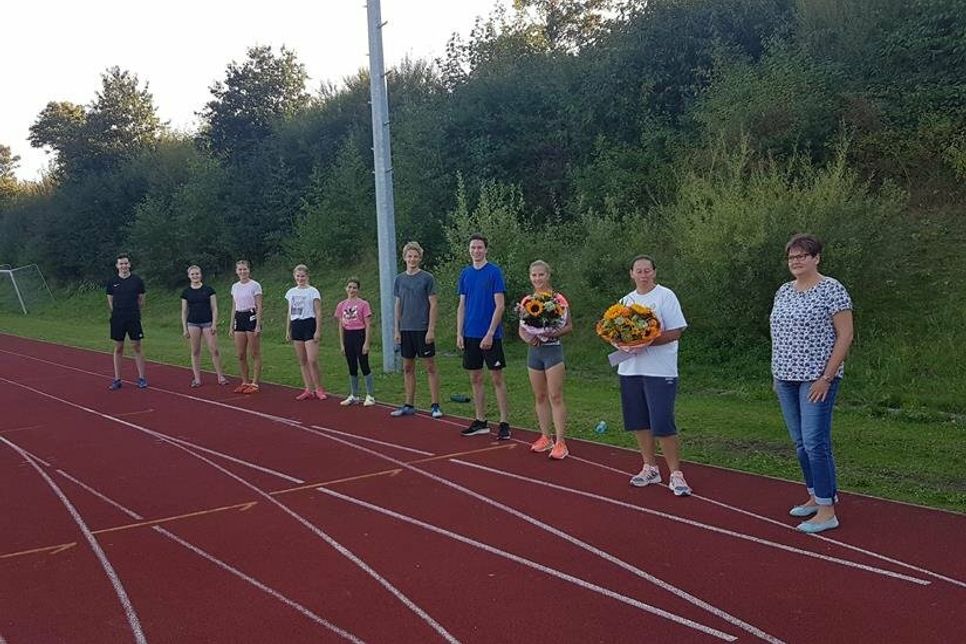 Geli Kojellis (2. v. re.) und 2. Vorsitzende Christa Kautz Stender (re.).