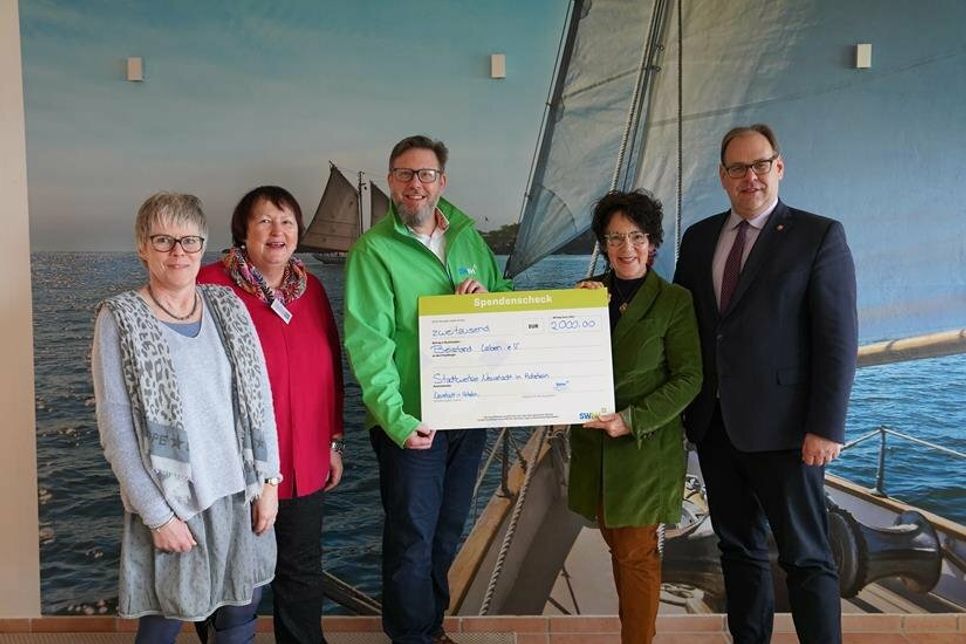 Stephanie Nissen, Annette Schmitz, Dirk Heckmann, Margret Berner und Mirko Spieckermann (v. lks.) bei der Spendenübergabe.