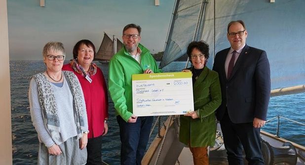 Stephanie Nissen, Annette Schmitz, Dirk Heckmann, Margret Berner und Mirko Spieckermann (v. lks.) bei der Spendenübergabe.