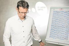 Der Trainer Jürgen Petersen ist gelernter Landwirt, Buchautor, Gedächtnisgroßmeister und hat achtmal an Gedächtnisweltmeisterschaften teilgenommen.