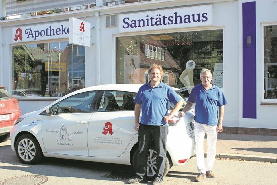 Inhaber Joachim Hägemann (re.) mit Hauptausfahrer Manuel Böttcher vor dem neuen Elektroauto.