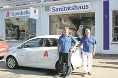 Inhaber Joachim Hägemann (re.) mit Hauptausfahrer Manuel Böttcher vor dem neuen Elektroauto.