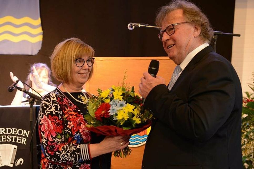 Bürgermeister Dieter Knoll dankte Silke Sommer von der Verwaltungsgemeinschaft Grömitz.