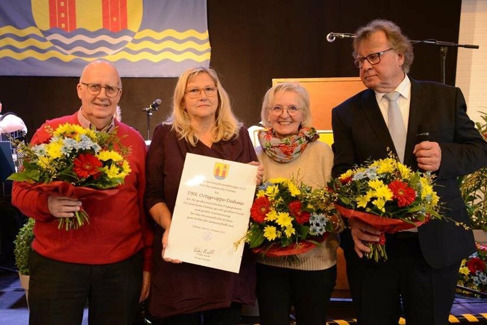 Die Gemeinde Dahme ehrte die DRK Ortsgruppe für ihr großes persönliches Engagement. Schriftführer Kurt Bartels, 1. Vorsitzende Michaela Howitt und Beisitzerin Maren Bayer nahmen die Urkunde von Dieter Knoll (v. lks.) entgegen.