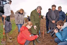 Großes Medieninteresse herrschte bei der Neuwaldanpflanzung, bei der Stifter Fritz-Rüdiger Kiesel, beobachtet von der Landtagsabgeordneten Sandra Redmann (SPD) und Ahrensböks Bürgermeister Andreas Zimmermann, selbst tatkräftig Hand anlegte. (Foto: Setje-Eilers)