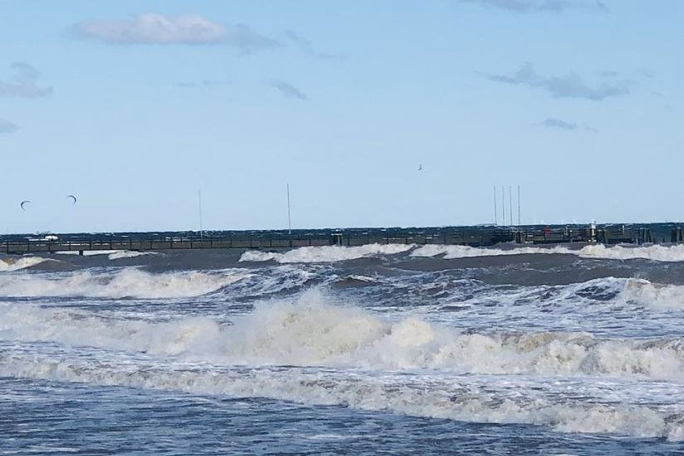 Große Wellen rollten an den Strand in Dahme.