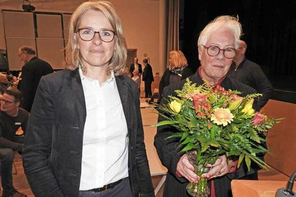 Mira Radünzel freute sich über die gewonnene Wahl und die Blumen von Bürgervorsteherin Mechtilde Gräfin von Waldersee, die zu den ersten Gratulantinnen zählte.