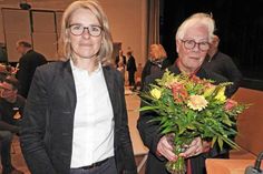 Mira Radünzel freute sich über die gewonnene Wahl und die Blumen von Bürgervorsteherin Mechtilde Gräfin von Waldersee, die zu den ersten Gratulantinnen zählte.