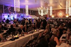 Die Gildehalle verwandelt sich wieder in einen Fest- und Ballsaal.