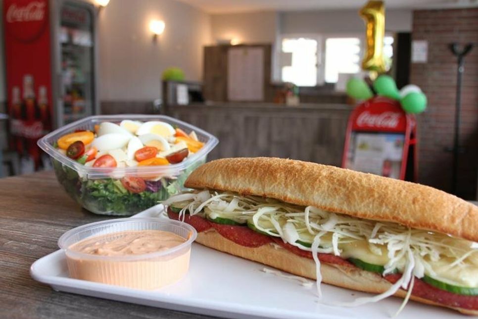 Der Chefsalat wird mit Knoblauchbrot gereicht. Die Soßen für die Croques werden separat geliefert, damit nichts matschig wird.