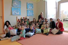 DKSB-Vorsitzende Mechtild Piechulla, Lions Club-Präsidentin Wiebke Kiss (v. re.) und Designerin Maren Gutzmann (5. v. re.) übergaben die Kuschelkissen an die Kinder der Krippe „Nesthäkchen“.