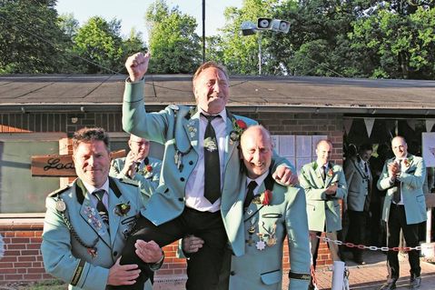 Nach dem Königsschuss im vergangenen Jahr: Gildekönig 2016/2017 Holger Sandow wurde von seinen Gildebrüdern gefeiert.