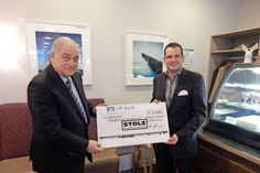 Hans-Peter Krämer (l.) nimmt den Spendencheck von Uwe Hornung entgegen