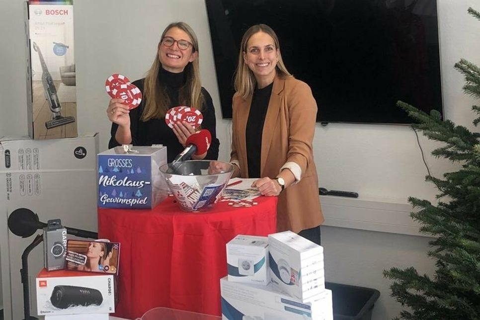 Unsere Glücksfeen Gesche Muchow (lks.) und Kristina Kolbe haben 25 Gewinner und Gewinnerinnen gezogen.