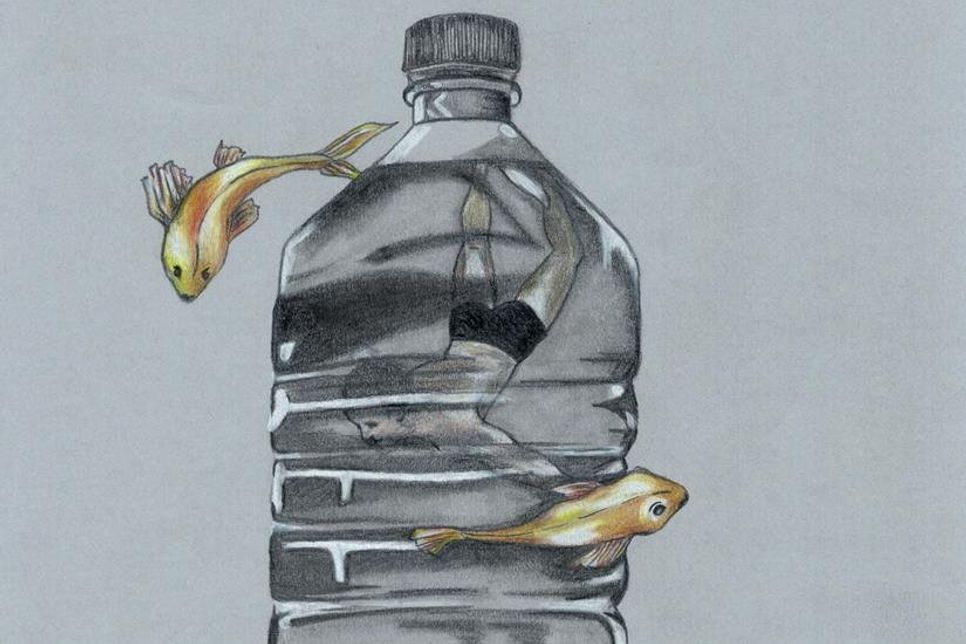 Bei den Erwachsenen darf sich Anja Losch (21) über den ersten Platz freuen. Sie spricht mit ihrer Zeichnung „Mensch in der Flasche“ (Ausschnitt) die Problematik der Vermüllung der Meere an.