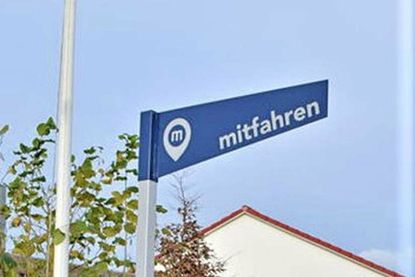 Hinweisschild bei der Mitfahrbank.