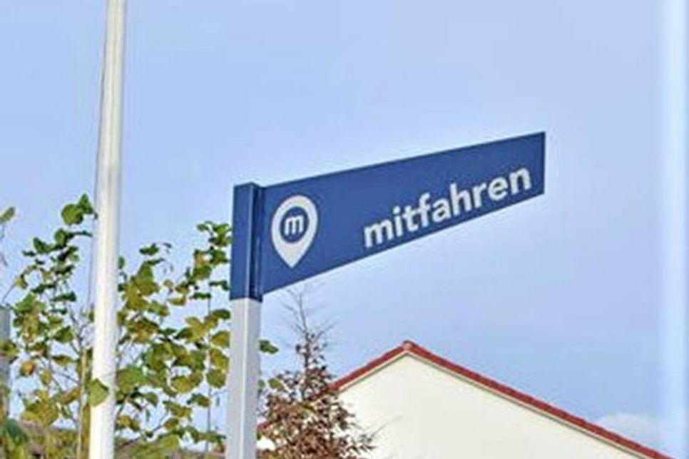 Hinweisschild bei der Mitfahrbank.