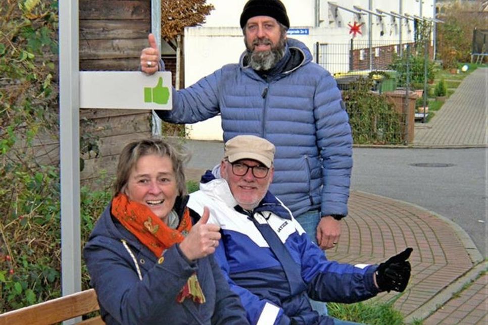 Daumen hoch: Bürgermeisterin Hilla Mersmann, Peter Lehswing und (stehend) Derek Palme.
