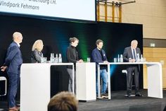 Das Podium bei den „Gesprächen mit der Region“ zur geplanten Trasse (v.l.): Staatssekretär Tobias Goldschmidt, Tennet-Kommunikationsfrau Vera Brenzel, Moderatorin Nadine Bethge, Jan Philipp Albrecht und Reinhard Sager.