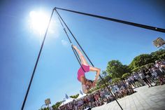 Das gibt es auch beim Travemünder Promenadenfest: „Luftakrobatik in pink“. (Foto: LTM - Olaf Malzahn)