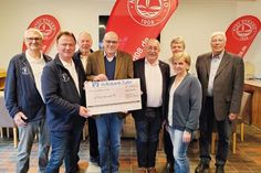 Symbolische Scheckübergabe an den NTSV Strand (von links): Harald Bollmeier, Harald Fohrmann und Volker Simon (Shantychor), Lions-Präsident Bernd Arnold, Matthias Benkstein (Lions Club), Heike  Brennecke und Bettina Ossyra (NTSV) sowie Peter Danzeglocke vom Lions Club und Ehrenvorsitzender des NTSV Strand 08.