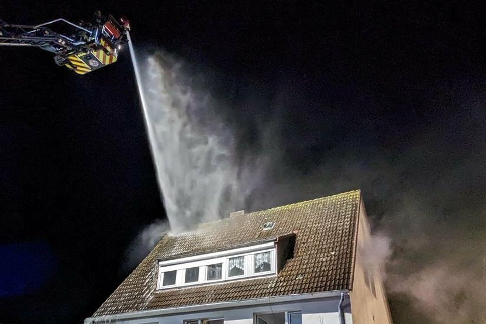 Aus den Fenstern des Objektes drang dichter Rauch.